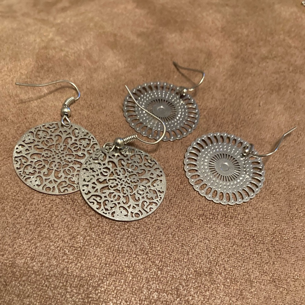 ⭐️5/$25 Set of earrings⭐️